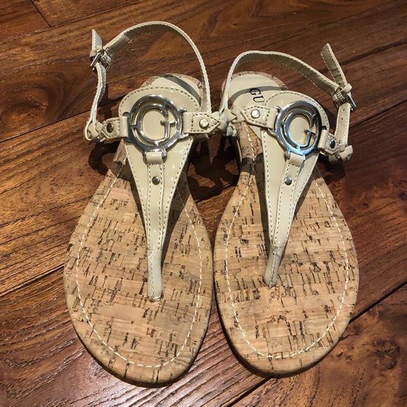 Guess flat T-strap sandals defined by metal logo shiny cream colour sz 6. - Picture 6 of 8
